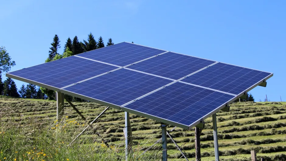 Solaranlage auf Ständern über Feldfrüchten
